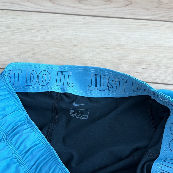 Nike women’s athletic shorts size large NWT - Picture 9 of 9